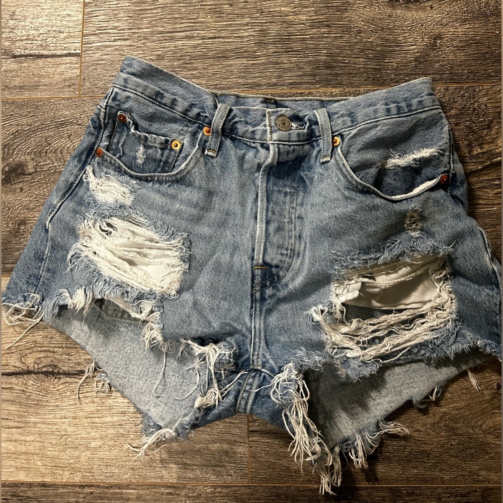 Barely worn light wash Levi shorts